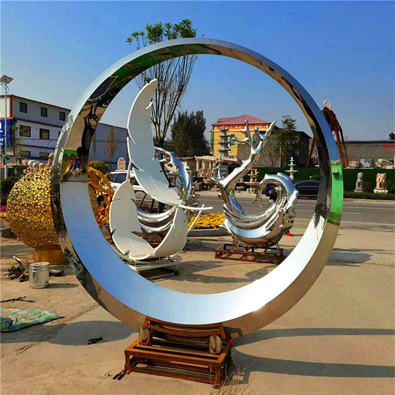 大型户外不锈钢月亮镜面雕塑发光镂空圆环喷雾流水景观金属大摆件