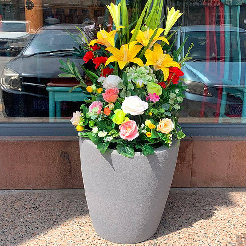 云南昆明商场定制玻璃钢彩绘花瓶成亮点