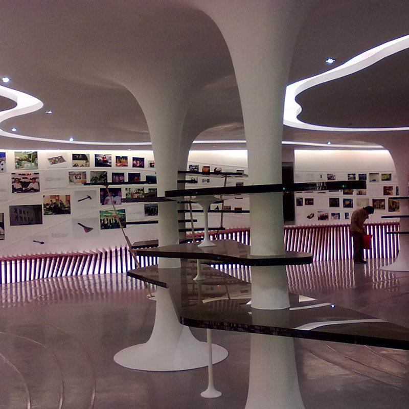 户外玻璃钢卡通人物雕塑定制商业街美陈装饰卡通公仔大型落地摆件