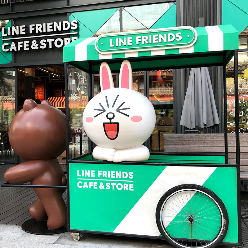 玻璃钢户外切面熊猫人物卡通大型雕塑景观公园美陈装饰大摆件定制